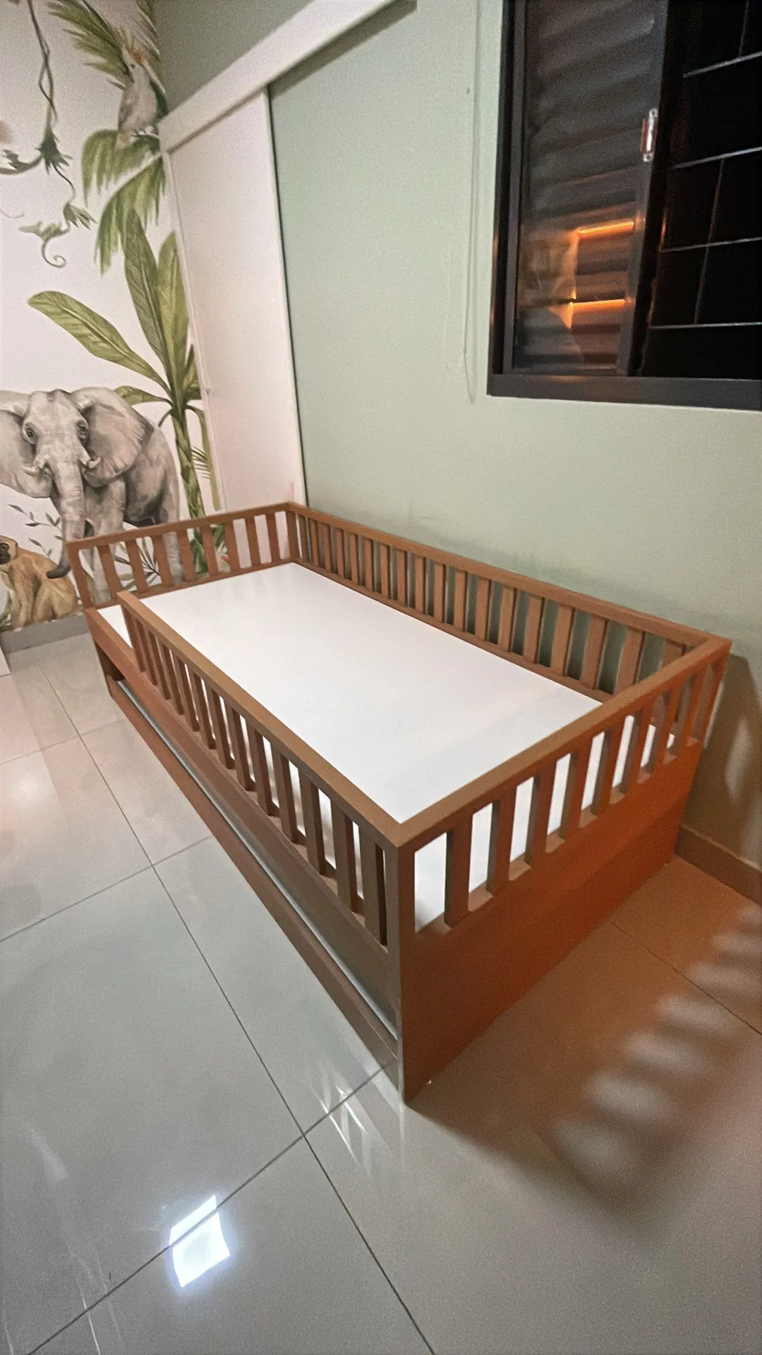 Cama infantil planejada em madeira com grade de proteção