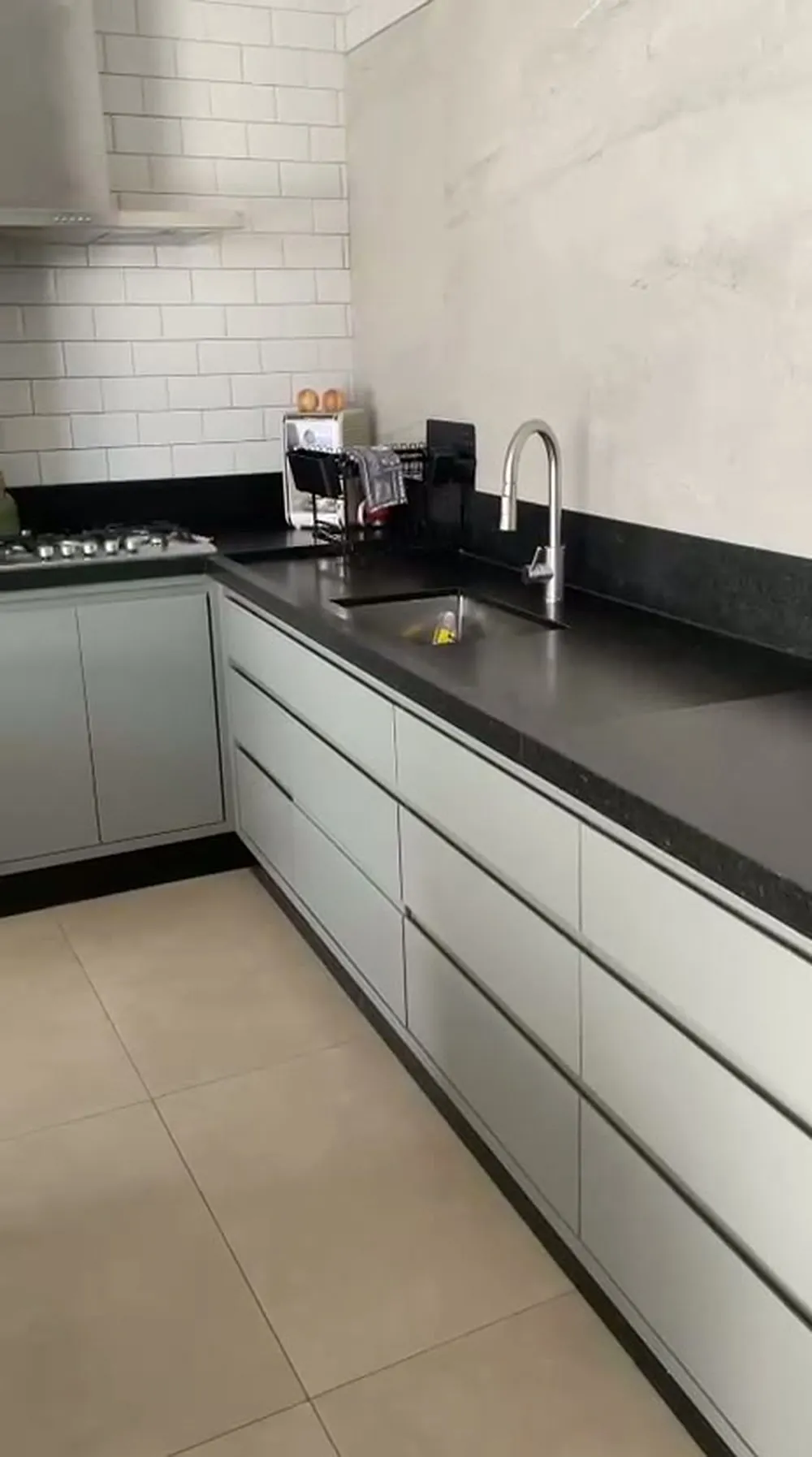 Balcão planejado com bancada em granito e cuba embutida