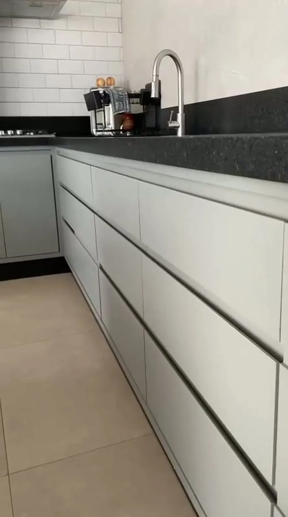 Detalhe do acabamento de gavetas planejadas com puxador embutido