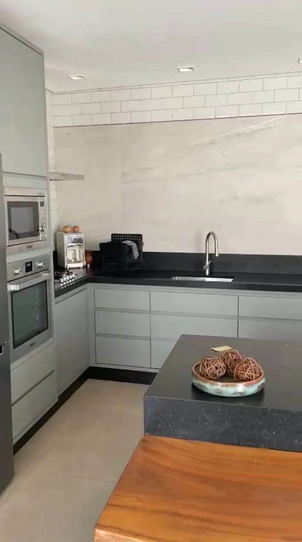 Cozinha planejada sob medida com ilha e bancada em granito em Campo Grande
